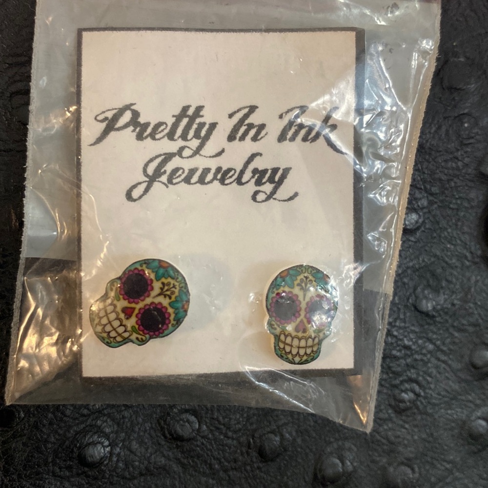 CANDY SKULL POST EARRINGS - PRETTY IN INK